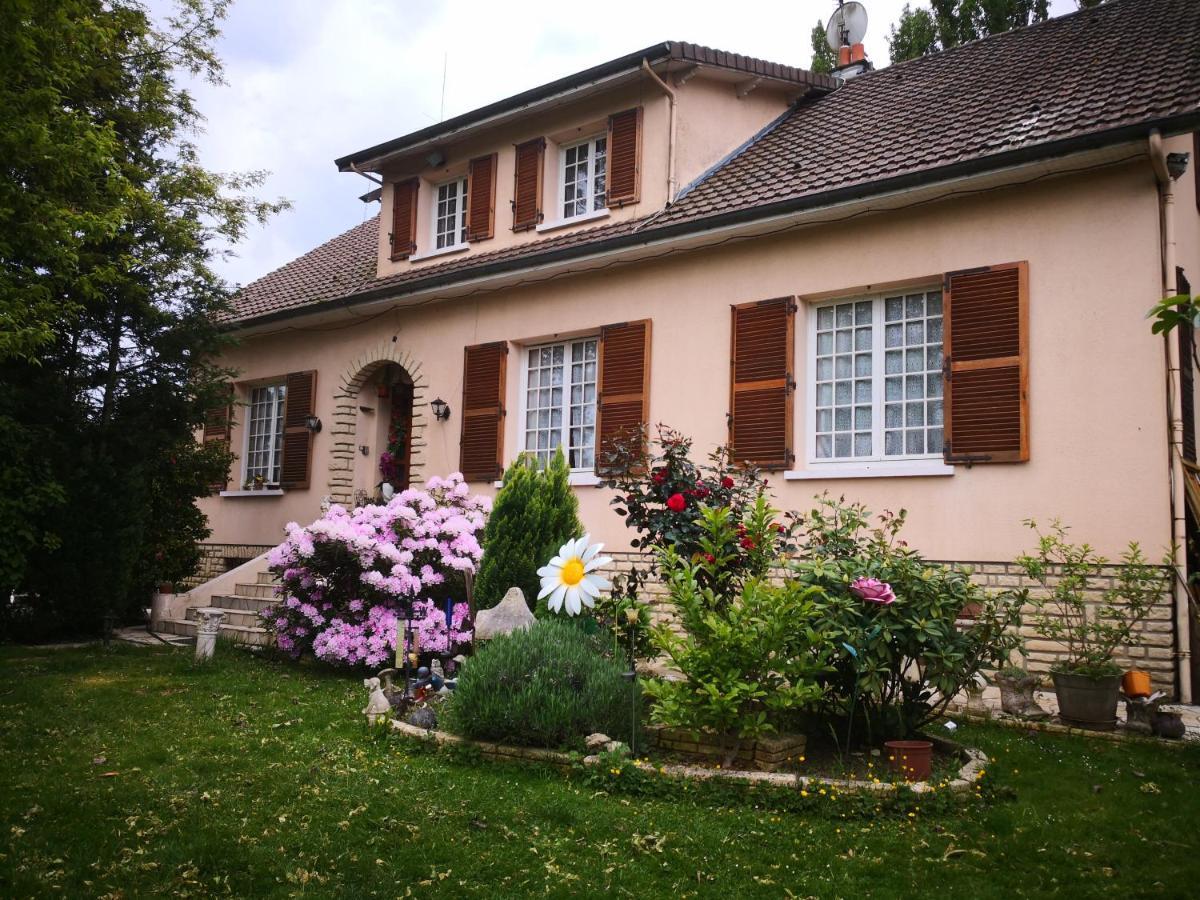 Au Jardin Fleuri Bed & Breakfast Secondigny Ngoại thất bức ảnh